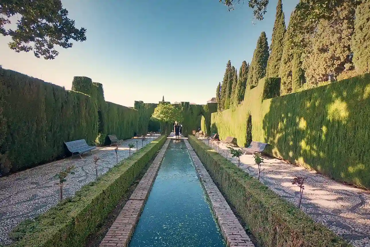 Alhambra mit Kind Schattenplätze im Garten